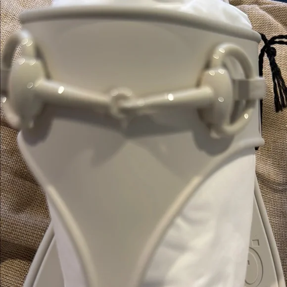 Gucci Cream Slide Sandals with Embossed Logo - Picture 4 of 5